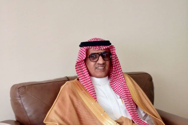 Duta Besar Kerajaan Arab Saudi untuk Indonesia Faisal Abdullah Al Amudi saat konferensi pers evakuasi WNI di Sudan ke wilayah Kerajaan Arab Saudi di Kedutaan Besar Arab Saudi, Kuningan, Jakarta Selatan, Kamis (27/4/2023).