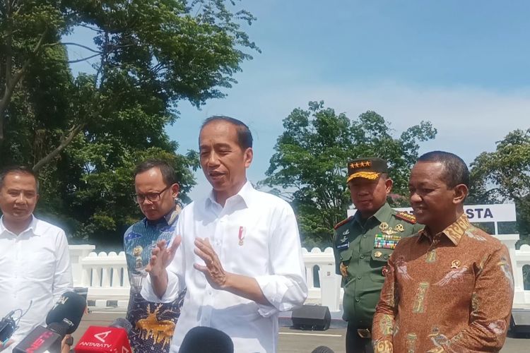 Presiden Joko Widodo saat memberi keterangan pers di Jembatan Otista, Kota Bogor, Jawa Barat pada Selasa (19/12/2023). 