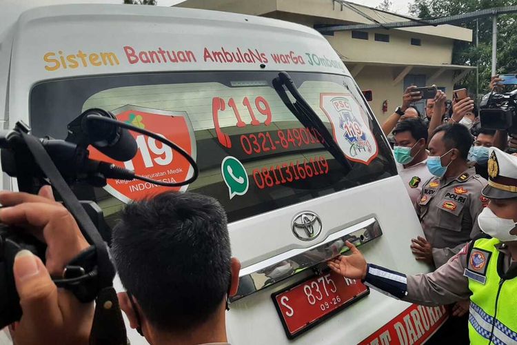 Mobil pembawa jenazah Vanessa Angel dan suaminya sampai di RS Bhayangkara, Kamis siang.