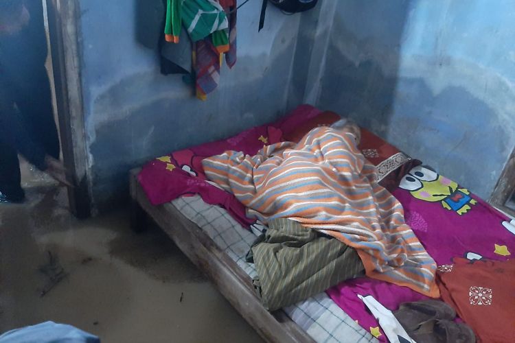 Satro, nenek berusia 106 tahun tetap bertahan di tengah banjir di Desa Wonorejo, Kecamatan Kedungjajang, Kabupaten Lumajang, Jawa Timur
