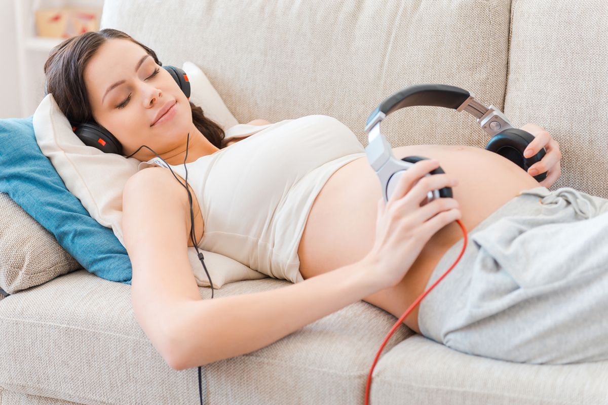 Ibu hamil memperdengarkan musik kepada janin dalam kandungannya