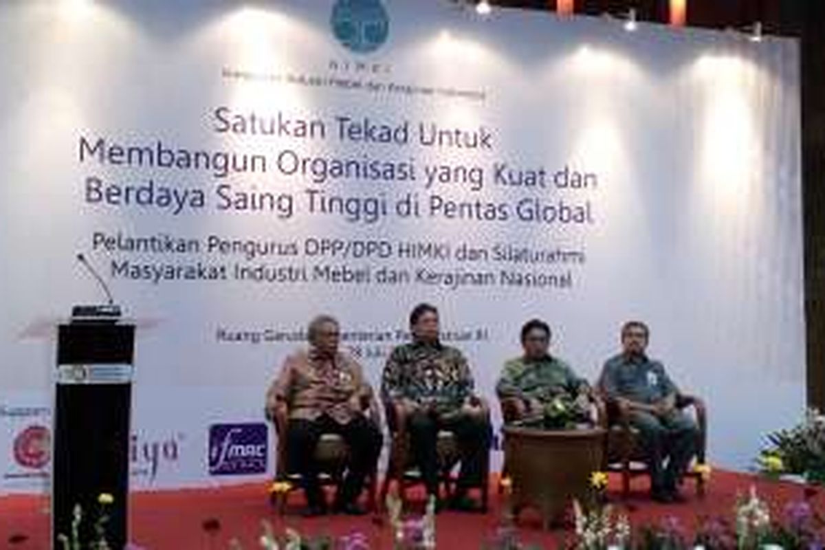 Menteri Perindustrian Airlangga Hartarto (kedua dari kiri) saat menghadiri pengukuhan pengurus HIMKI di Kemenperin, Jakarta, Kamis (28/7/2016).