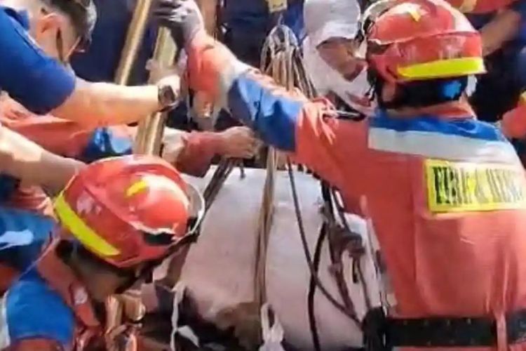 11 Petugas Damkar Bandung Bantu Proses Pemakaman Warga Berbobot 200 Kg di TPU Astana Anyar