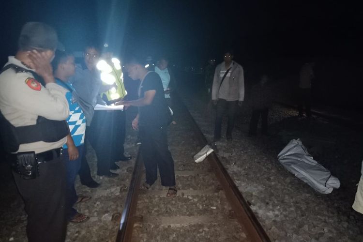 Polisi, relawan dan warga mengevakuasi korban tersambar kereta api ke RSUD Wates, Kulon Progo, DI Yogyakarta. Kecelakaan ini terjadi Sabtu (15/9/2019) petang. Dokumentasi Kepolisian Sektor Temon, Kulon Progo, DI Yogyakarta.