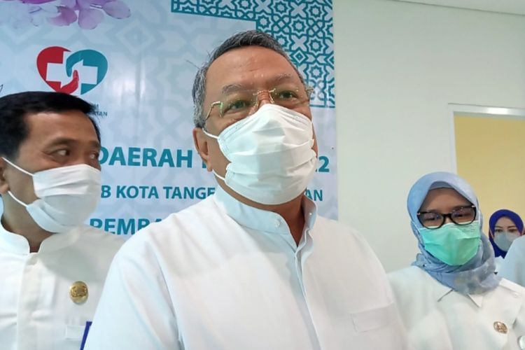 Wali Kota Tangerang Selatan Benyamin Davnie, saat memberikan keterangan, di RSU Tangsel, Jumat (8/4/2022).