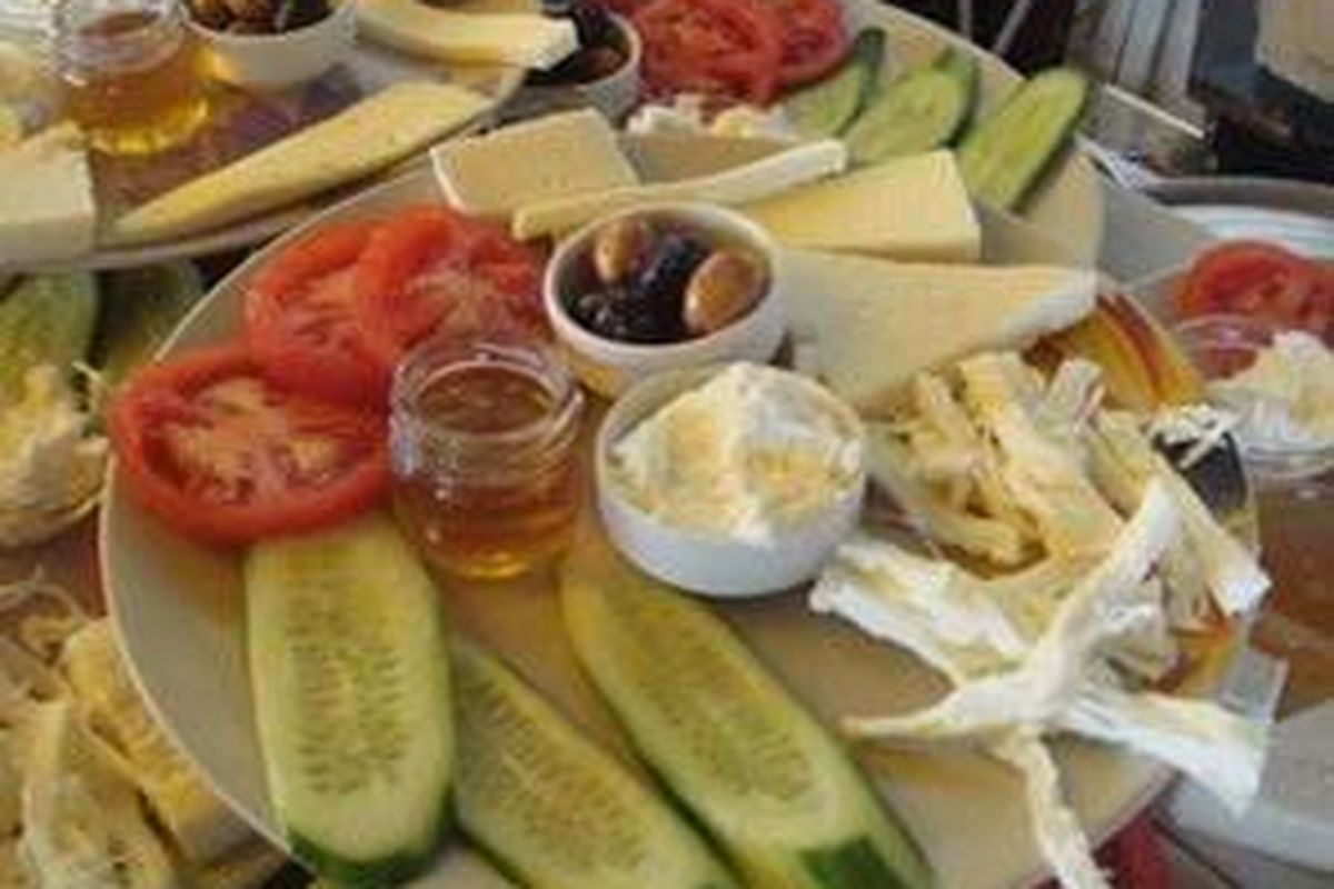 Berbagai keju sarapan di Sade Kahve