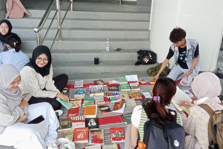 Sejumlah mahasiswa hadir di lapak komunitas Rabosore di Unesa Surabaya, Rabu (3/12/2025)