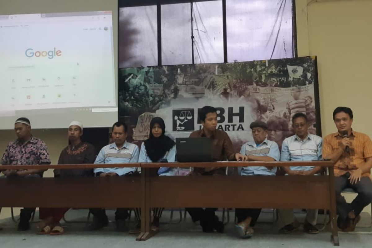 Pengacara Publik LBH Jakarta Nelson Nikodemus (tengah) bersama para AMT dan Keluarga AMT Pertamina di Kantor LBH Jakarta, Menteng, Jakarta Pusat, Selasa (19/3/2019)