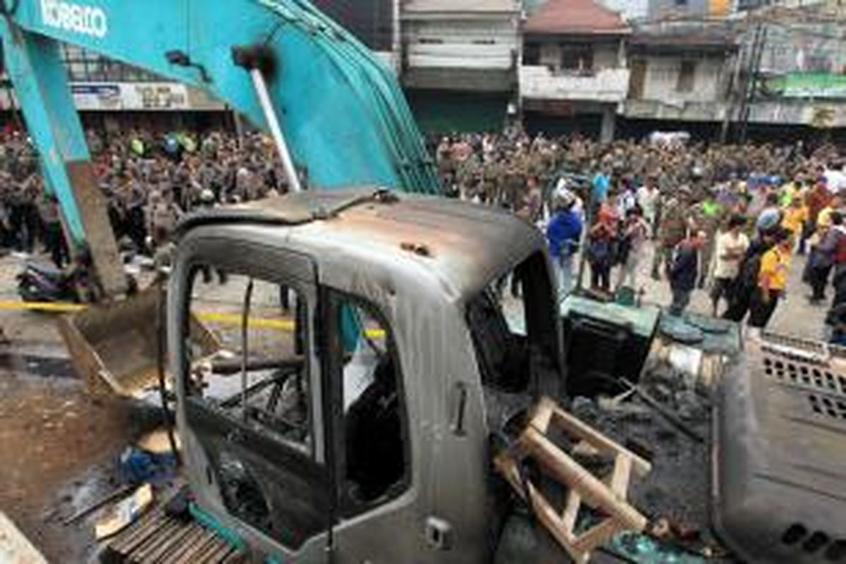 Alat berat dirusak warga saat pembongkaran rumah di Kampung Pulo, Jakarta Timur, Kamis (20/8/2015). Pembongkaran rumah di bantaran kali ini dilakukan untuk normalisasi Kali Ciliwung.