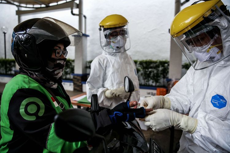 Tenaga medis dari kementerian perhubungan melakukan uji cepat (rapid test) kepada pengemudi angkutan umum dengan skema drive thru di Kantor Kementerian Perhubungan, Jakarta Pusat, Senin (20/4/2020). Uji cepat ini dilakukan dalam upaya mendukung usaha pemerintah menekan laju penyebaran wabah Covid-19.