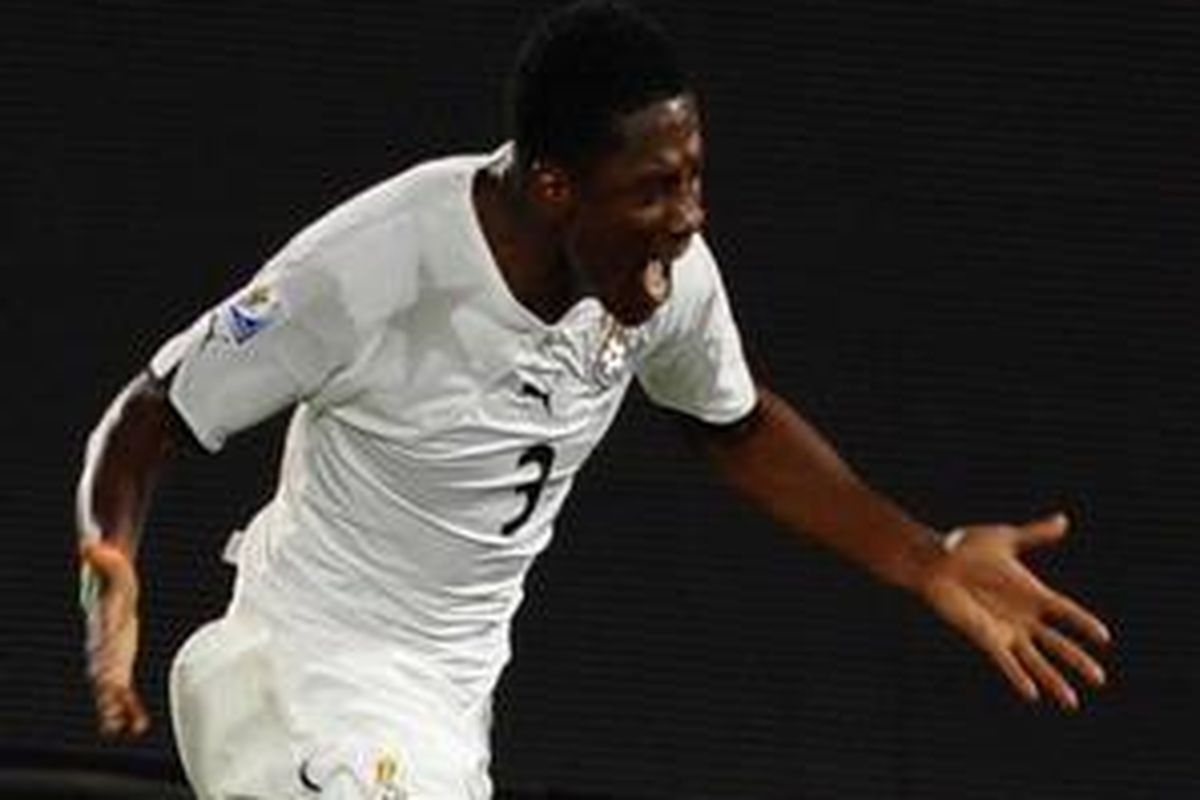 Striker Ghana Asamoah Gyan merayakan keberhasilannya mengeksekusi penalti ke gawang Serbia.