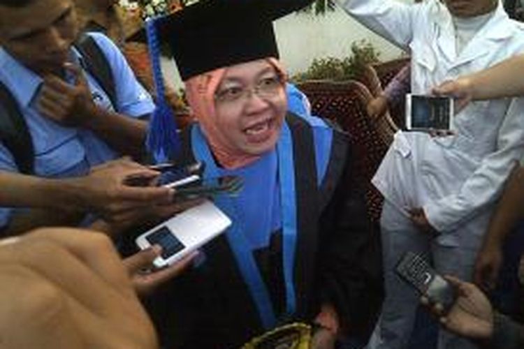 Risma menerima gelar Doktor Honoris Causa dari ITS Surabaya.