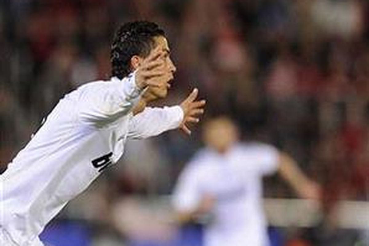 Gelandang Real Madrid, Cristiano Ronaldo, merayakan golnya ke gawang Mallorca, dalam lanjutan Divisi Primera, Rabu (5/5/2010).