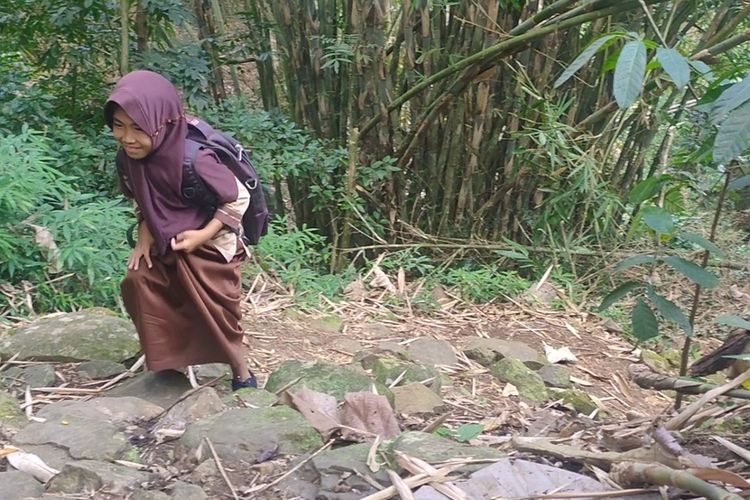 Dewi Septiani (12) Pedukuhan Watu Belah, Kalurahan Sidomulyo, Kapanewon Pengasih, Kabupaten Kulon Progo, Daerah Istimewa Yogyakarta. Ia dan keluarganya tinggal di kampung terpencil di Watu Belah.