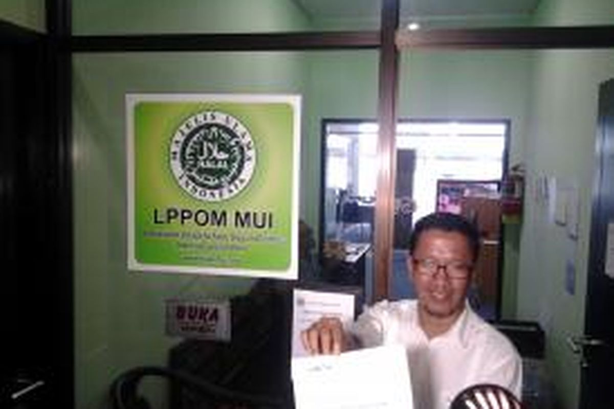 Ketua Umum Himpunan Peternaj Unggas Lokal Indonesia (Himpuli) Ade M. Zulkarnain menunjukkan surat laporan yang akan diserahkan ke Majelis Ulama Indonesia (MUI) di Jakarta, Senin (12/5/2014).