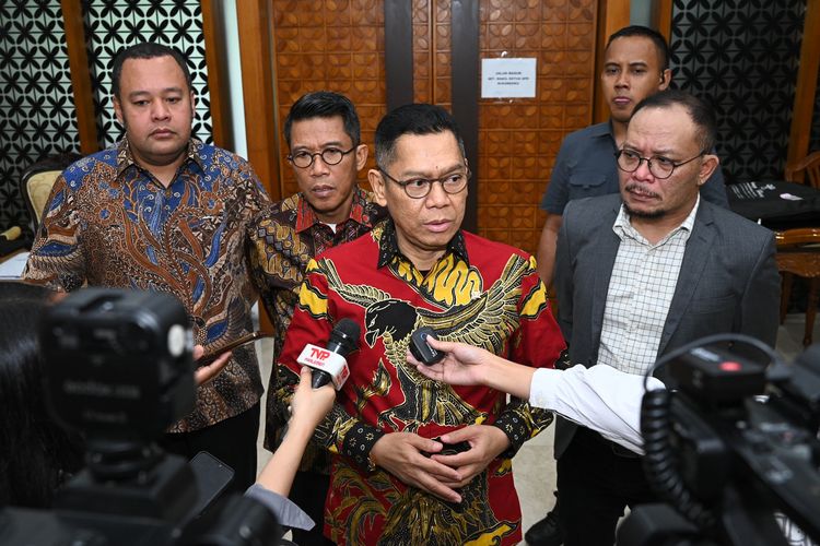 Wakil Ketua DPR RI Koordinator Bidang Ekonomi dan Keuangan Adies Kadir, saat diwawancarai Parlementaria usai melakukan Rapat Koordinasi dengan Pimpinan Komisi XI DPR RI di Gedung Nusantara III, Senayan, Jakarta, Senin (28/10/2024). 