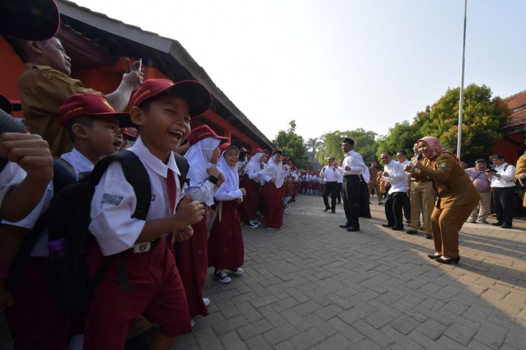 Menteri Pendidikan dan Kebudayaan (Mendikbud), Muhadjir Effendy melakukan kunjungan di 4 sekolah di Jakarta dan Kabupaten Tangerang pada hari pertama masuk sekolah (15/7/2019).