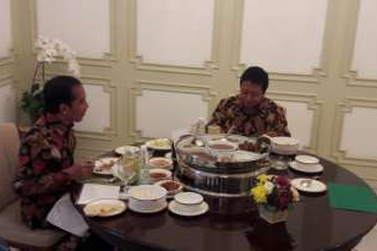 Suasana makan siang Presiden Joko Widodo dan Ketua Umum PPP Romahurmuziy di Istana Merdeka, Jakarta, Selasa (22/11/206).