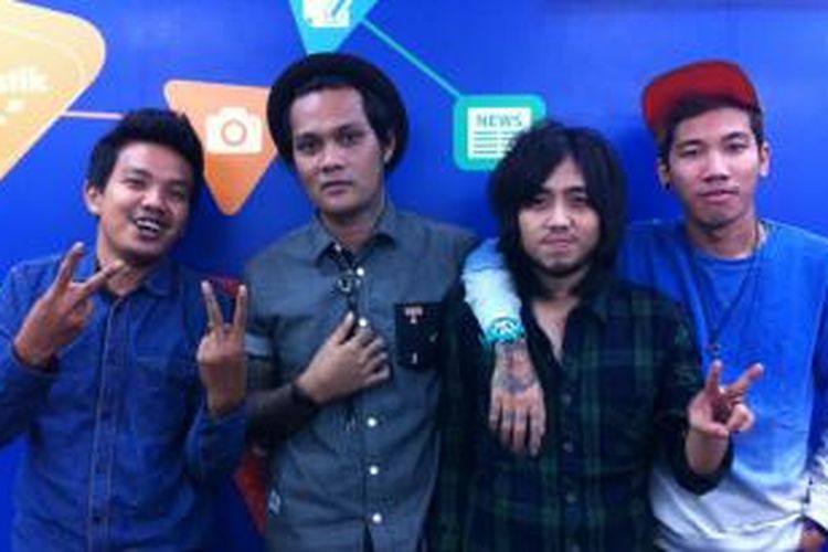Band Last Child berpose berkunjung ke kantor Redaksi Kompas.com di Jakarta, Rabu (2/7/2014).