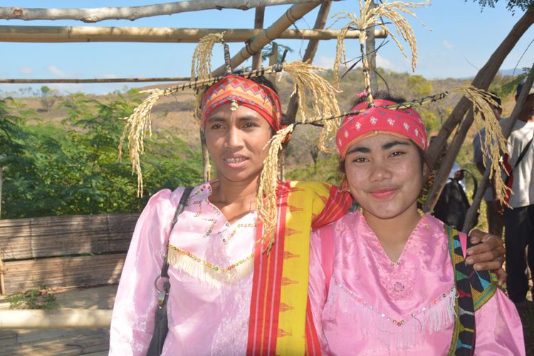 Woja wole di dua kepala perempuan sebagai Ratu Alam Semesta di Kampung Lete, Desa Gunung, Kecamatan Kota Komba, Kabupaten Manggarai Timur, Flores, NTT, Senin (30/7/2018).