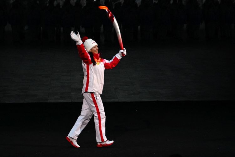 Dinigeer Yilamujiang atlet ski dari etnis Uighur melambaikan tangannya ke penonton dalam upacara pembukaan Olimpiade Beijing di National Stadium yang juga dikenal sebagai Bird's Nest, Jumat (4/2/2022).