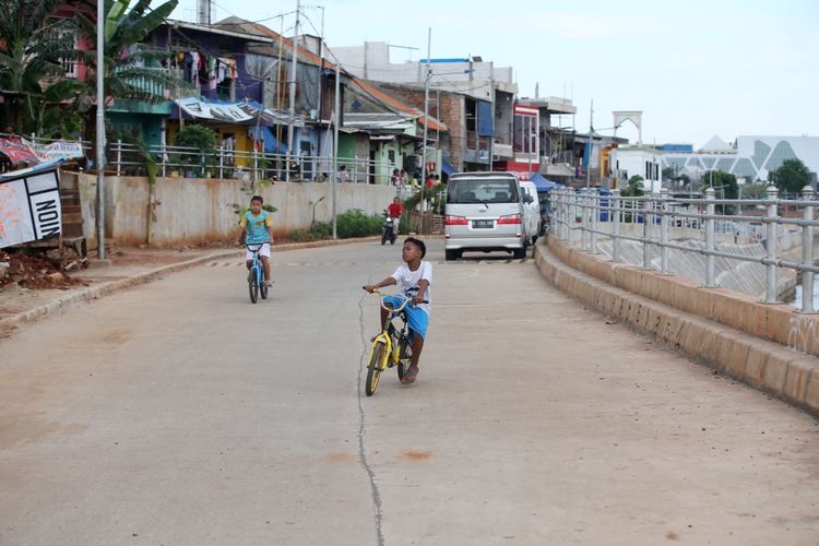 Wajah kini normalisasi Sungai Ciliwung di Bukit Duri, Tebet, Jakarta Selatan, Kamis (26/10/2017). Warga Bukit Duri yang mengajukan gugatan class action (gugatan yang diajukan seseorang atau sekelompok kecil orang atas nama sebuah kelompok besar) telah dimenangkan majelis hakim di Pengadilan Negeri Jakarta Pusat pada Rabu (24/10/2017). Mereka berhak untuk menerima ganti rugi setidaknya Rp 18,6 miliar. KOMPAS IMAGES/KRISTIANTO PURNOMO