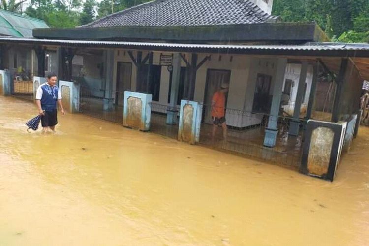 Banjir akibat luapan sungai terjadi di Kabupaten Lebak, Kamis (21/4/2022).