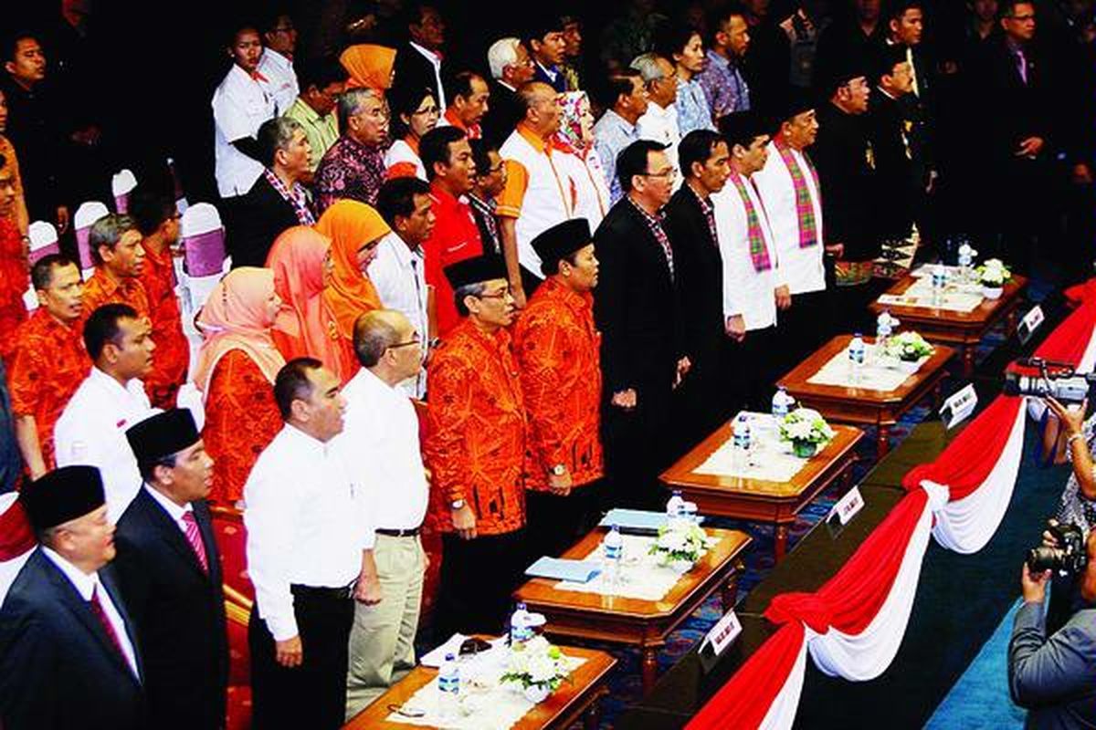 Pasangan calon gubernur dan calon wakil gubernur DKI Jakarta (baris paling depan) dari kanan ke kiri; Fauzi Bowo-Nachrowi Ramli, Hendardji Soepandji-A Riza Patria, Joko Widodo-Basuki Tjahaja Purnama, Hidayat Nur Wahid-Didik J Rachbini, Faisal Basri-Biem Benjamin, dan Alex Noerdin-Nono Sampono, sesaat sebelum menyampaikan visi dan misi di depan sidang paripurna DPRD DKI Jakarta, Minggu (24/6). 