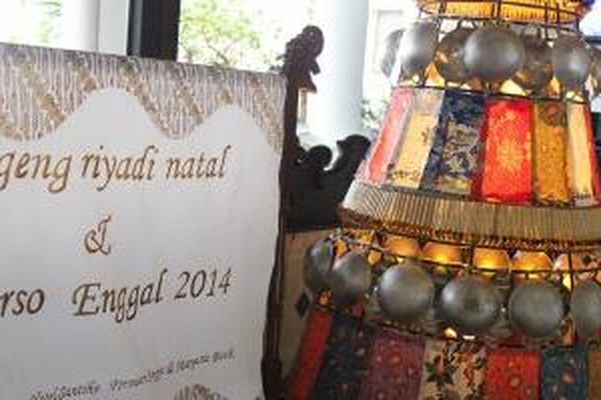 Sebanyak 1.000 canting, 300 wajan kecil, dan 15 macam aneka motif kain batik menghiasi pohon natal di Hotel Santika Premiere Jogja, Senin (9/12/2013). 