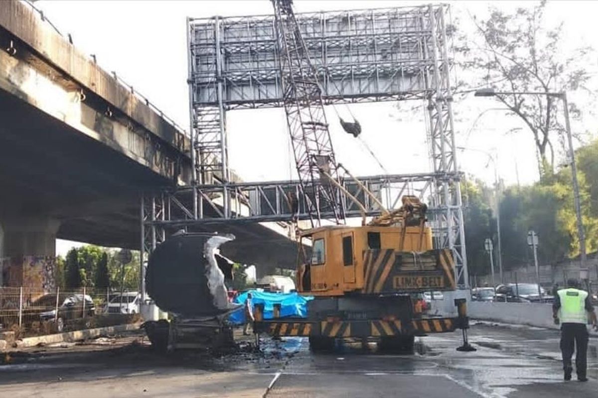 Ada Evakuasi Kepala Truk Pertamina yang Terbakar, Arus Lalu Lintas Jalan Jendral Ahmad Yani, Rawamangun, Jakarta Timur Arah Cawang Padat, Minggu (21/7/2019).