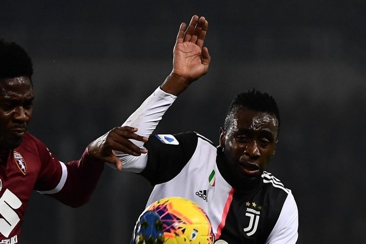 Ola Aina berduel dengan Blaise Matuidi dalam pertandingan Derbi Turin antara Torino vs Juventus dalam lanjutan Liga Italia di Stadion Communale Turin, 2 November 2019. 