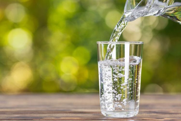Air mineral yang menyegarkan dapat menjadi minuman terbaik untuk menghilangkan kembung. 
