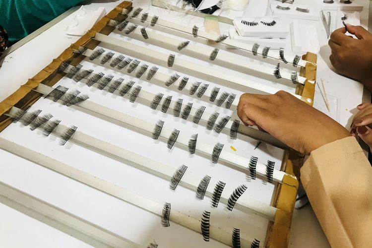Sejumlan perajin sedang membuat bulu mata palsu di sebuah rumah di kawasan Purworejo, Jawa Tengah pada pertengahan Februari 2023 lalu.