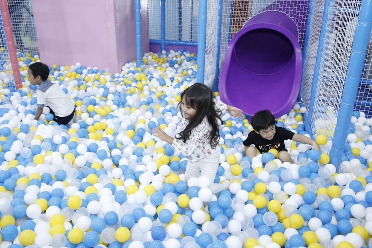 Anak-anak bermain di arena Play N Learn Lippo Mal Kemang Jakarta