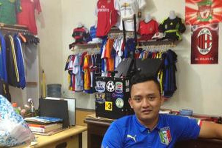 Farrelio Tommy di toko jersey piada dunia miliknya di kawasan Blok M, Jakarta.