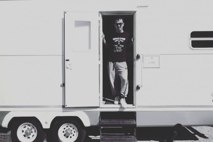 Joe Taslim dan bus trailernya di lokasi shooting film seri Warrior di Afrika Selatan.