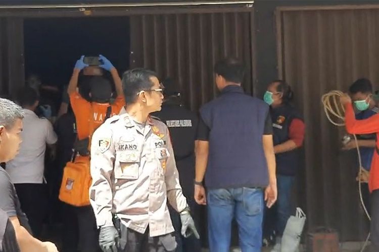 Polisi berhasil membuka pintu ruko distro Anti Mahal yang berada di Jalan KH Dahlan, Perumahan Maskarebet, Kecamatan Sukarami Palembang, Rabu (26/6/2024). Di dalam ruko tersebut, didapati jenazah karyawan koperasi yang tewas dibunuh ketika hendak menagih utang.