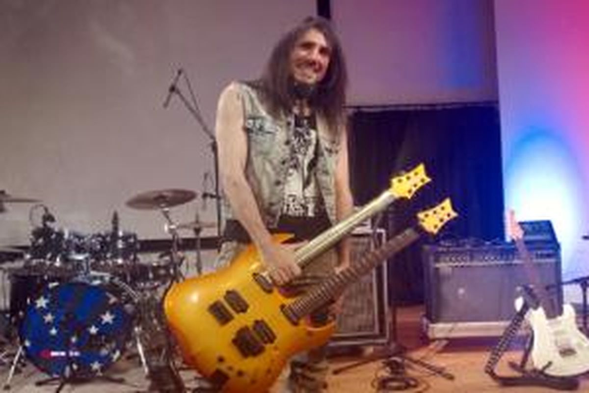 Ron Thal, yang bernama panggung Bumblefoot, diabadikan sesudah memberi klinik gitar di @america, Pacific Place, Jakarta Pusat, Kamis (16/4/2015).