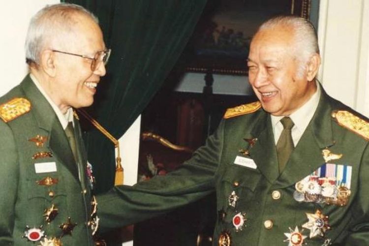 Jenderal Besar Soeharto berbincang dengan Jenderal Besar AH Nasution, sesaat sebelum menerima ucapan selamat pada acara silaturahmi di Istana Negara, Jakarta, Minggu (5/10/2007) siang.