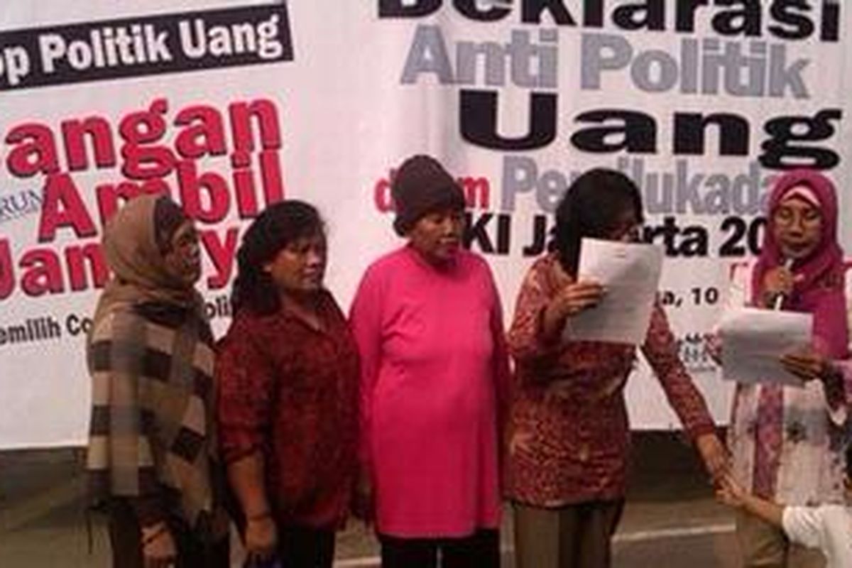 Forum Warga Condet mendeklarasikan anti politik uang dalam Pemilukada DKI Jakarta 2012. Acara tersebut dilakukan di halaman SLB Montessori, Balekambang, Jakarta Timur, Selasa (10/7/2012),