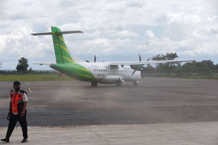 Pesawat Citilink meninggalkan Bandara Ngloram, Cepu, Jawa Tengah, saat penerbangan perdananya, Jumat (26/11/2021). Maskapai Citilink penerbangan rute Jakarta - Cepu dengan pesawat jenis ATR-72 ini melayani dua kali dalam seminggu yaitu Senin dan Jumat.