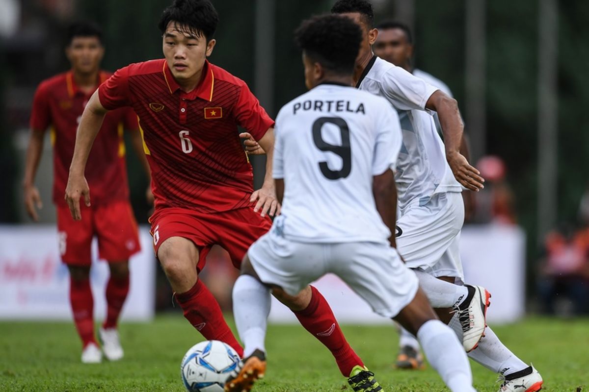 Pemain Vietnam, Luong Xuan Truong (kiri), mengontrol bola untuk melewati hadangan pemain Timor Leste dalam pertandingan penyisihan Grup B SEA Games 2017 di Selayang Stadium, Malaysia, 15 Agustus 2017.
