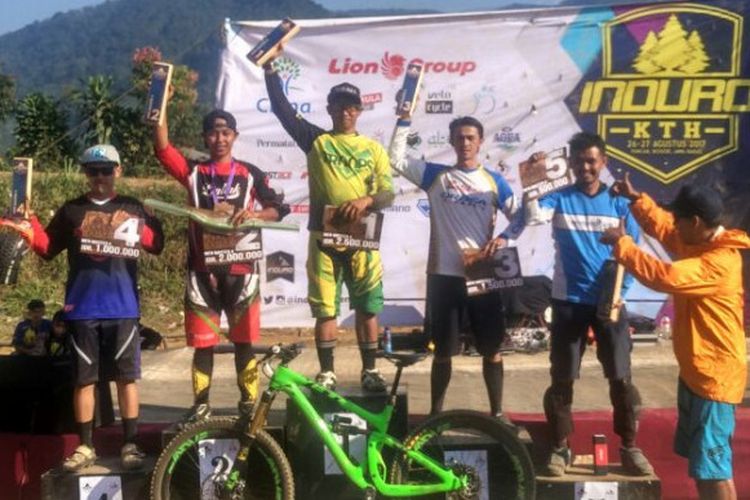 Sejumlah pemenang dalam kompetisi balap sepeda gunung Indonesia Enduro (INDURO) Seri IV di kawasan Puncak, Bogor, Jawa Barat, Minggu (27/8/2017).