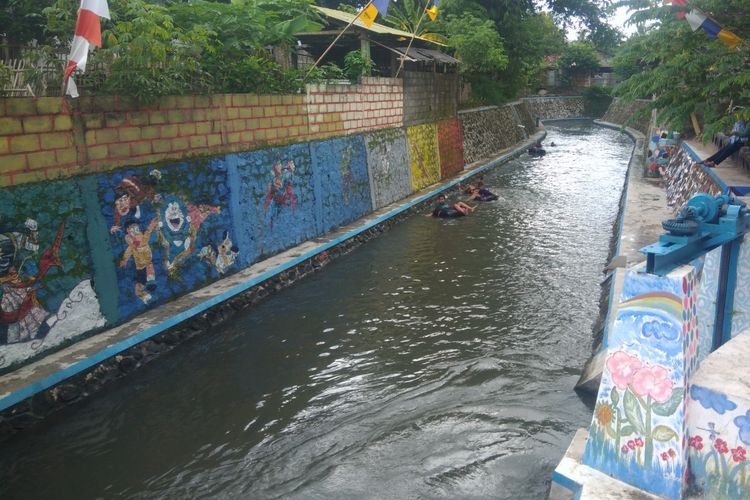 Gambar warna warni Menghiasi Saluran Irigasi Primer di Dusun Blawong 1, Desa Trimulyo, Jetis, Bantul, Yogyakarta