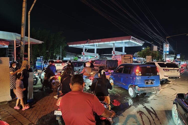 Isu Harga BBM Naik, Antrean di SPBU Bangkalan Mengular 300 Meter, Warga Bawa Jeriken