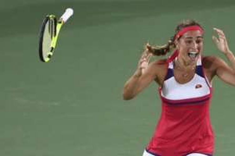 Petenis putri Puerto Rico, Monica Puig, bereaksi setelah memastikan diri menang atas Angelique Kerber (Jerman) pada final tenis Olimpiade Rio 2016 di Olympic Tennis Centre, Minggu (14/8/2016).