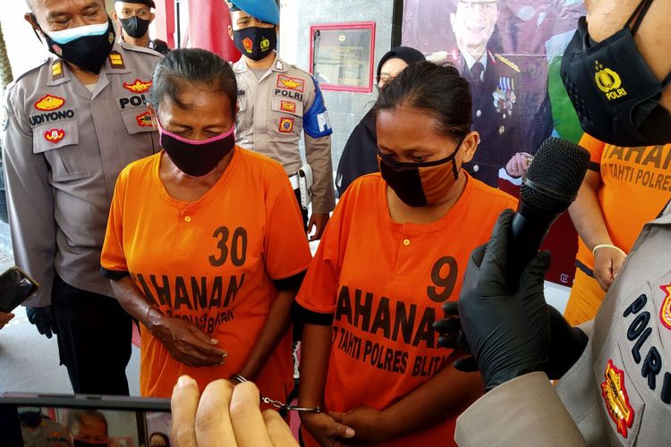 Dua ibu rumah tangga, MRS (55) dan YLT (29), menjadi tahanan Polres Blitar setelah kedapatan mencuri dagangan toko kelontong di Kabupaten Blitar, Jumat (3/9/2021)