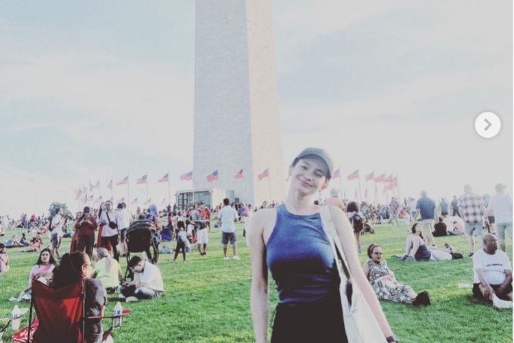 Tangkapan layar akun Instagram Enzy Storia yang berfoto di depan Monumen Washington, Amerika Serikat.
