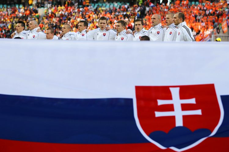 Skuad timnas Slovakia menyanyikan lagu kebangsaan mereka jelang pertandingan Belanda vs Slovakia di pentas Piala Dunia 2010 di Afrika Selatan.