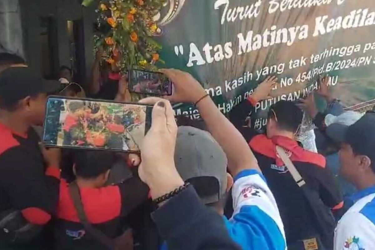 Massa aksi memaksa masuk ruangan PN Surabaya, Senin (29/7/2024).